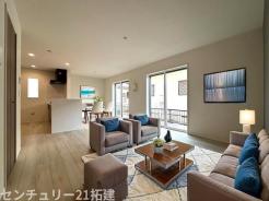 リビング　2026年1月27日撮影♪大きな窓のあるリビングは、陽光あふれる明るい空間です。居心地良く、ご家族皆がゆったり寛げる憩いの空間となりそうです♪家具はCGになります。