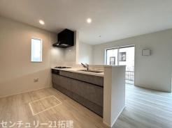 キッチン　2026年1月27日撮影♪調理がはかどるシステムキッチン♪収納豊富で、シンクも作業スペースも広いのでスムーズに料理ができますね。３口コンロ、グリル付です♪