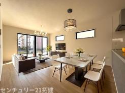 リビング　2026年2月21日撮影♪大きな窓のあるリビングは、陽光あふれる明るい空間です。居心地良く、ご家族皆がゆったり寛げる憩いの空間となりそうです♪家具はCGになります。