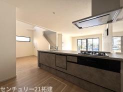 キッチン　2026年2月21日撮影♪調理がはかどるシステムキッチン♪収納豊富で、シンクも作業スペースも広いのでスムーズに料理ができますね。３口コンロ、グリル付です♪