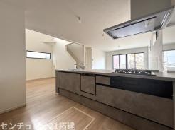 キッチン　2026年2月21日撮影♪調理がはかどるシステムキッチン♪収納豊富で、シンクも作業スペースも広いのでスムーズに料理ができますね。３口コンロ、グリル付です♪