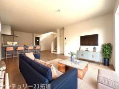 リビング　2月21日撮影♪朝は爽やかな日差しを浴びながら、家族みんなでおいしい朝食。昼下がりには読書やお昼寝でもしながらのんびりと過ごすひと時…。家族が集まる空間を、一番明るい空間に♪家具はCGになります。