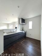 キッチン　2026年3月23日撮影♪調理がはかどるシステムキッチン♪収納豊富で、シンクも作業スペースも広いのでスムーズに料理ができますね。３口コンロ、グリル付です♪