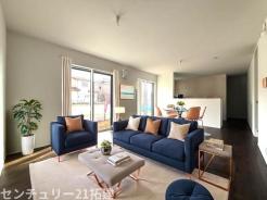 リビング　2026年3月23日撮影♪大きな窓のあるリビングは、陽光あふれる明るい空間です。居心地良く、ご家族皆がゆったり寛げる憩いの空間となりそうです♪