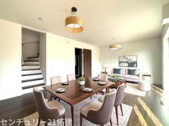 リビング　3月23日撮影♪朝は爽やかな日差しを浴びながら、家族みんなでおいしい朝食。昼下がりには読書やお昼寝でもしながらのんびりと過ごすひと時…。家族が集まる空間を、一番明るい空間に♪