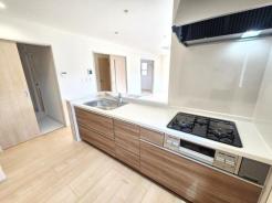 キッチン　2026年4月25日撮影♪調理がはかどるシステムキッチン♪収納豊富で、シンクも作業スペースも広いのでスムーズに料理ができますね。３口コンロ、グリル付です♪