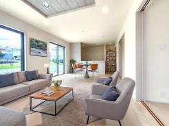 リビング　2026年4月25日撮影♪大きな窓のあるリビングは、陽光あふれる明るい空間です。居心地良く、ご家族皆がゆったり寛げる憩いの空間となりそうです♪家具はCGになります。