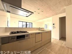 キッチン　2026年2月6日撮影♪調理がはかどるシステムキッチン♪収納豊富で、シンクも作業スペースも広いのでスムーズに料理ができますね。３口コンロ、グリル付です♪