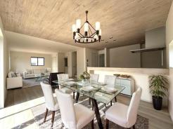 リビング　2026年2月6日撮影♪大きな窓のあるリビングは、陽光あふれる明るい空間です。居心地良く、ご家族皆がゆったり寛げる憩いの空間となりそうです♪家具はCGになります。