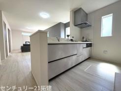 キッチン　2026年4月11日撮影♪調理がはかどるシステムキッチン♪収納豊富で、シンクも作業スペースも広いのでスムーズに料理ができますね。３口コンロ、グリル付です♪