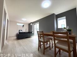 リビング　4月11日撮影♪朝は爽やかな日差しを浴びながら、家族みんなでおいしい朝食。昼下がりには読書やお昼寝でもしながらのんびりと過ごすひと時…。家族が集まる空間を、一番明るい空間に♪