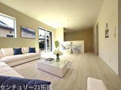 リビング　4月11日撮影♪朝は爽やかな日差しを浴びながら、家族みんなでおいしい朝食。昼下がりには読書やお昼寝でもしながらのんびりと過ごすひと時…。家族が集まる空間を、一番明るい空間に♪家具はCGになります。