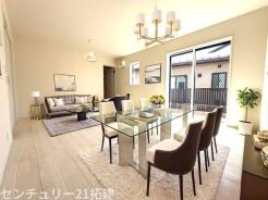 リビング　2026年4月11日撮影♪大きな窓のあるリビングは、陽光あふれる明るい空間です。居心地良く、ご家族皆がゆったり寛げる憩いの空間となりそうです♪家具はCGになります。