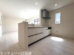 キッチン　2026年4月11日撮影♪調理がはかどるシステムキッチン♪収納豊富で、シンクも作業スペースも広いのでスムーズに料理ができますね。３口コンロ、グリル付です♪