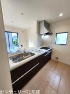 キッチン　施工例 調理がはかどるシステムキッチン♪収納豊富で、シンクも作業スペースも広いのでスムーズに料理ができますね。３口コンロ、グリル付です♪