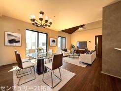 リビング　2026年3月23日撮影♪大きな窓のあるリビングは、陽光あふれる明るい空間です。居心地良く、ご家族皆がゆったり寛げる憩いの空間となりそうです♪家具はCGになります。