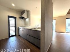 キッチン　2026年3月23日撮影♪調理がはかどるシステムキッチン♪収納豊富で、シンクも作業スペースも広いのでスムーズに料理ができますね。３口コンロ、グリル付です♪