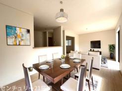 リビング　4月14日撮影♪朝は爽やかな日差しを浴びながら、家族みんなでおいしい朝食。昼下がりには読書やお昼寝でもしながらのんびりと過ごすひと時…。家族が集まる空間を、一番明るい空間に♪家具はCGになります。