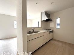 キッチン　2026年4月14日撮影♪調理がはかどるシステムキッチン♪収納豊富で、シンクも作業スペースも広いのでスムーズに料理ができますね。３口コンロ、グリル付です♪