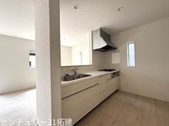 キッチン　2026年4月14日撮影♪調理がはかどるシステムキッチン♪収納豊富で、シンクも作業スペースも広いのでスムーズに料理ができますね。３口コンロ、グリル付です♪