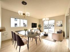 リビング　2026年4月14日撮影♪大きな窓のあるリビングは、陽光あふれる明るい空間です。居心地良く、ご家族皆がゆったり寛げる憩いの空間となりそうです♪家具はCGになります。