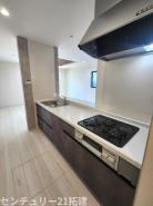 キッチン　2026年4月5日撮影♪調理がはかどるシステムキッチン♪収納豊富で、シンクも作業スペースも広いのでスムーズに料理ができますね。３口コンロ、グリル付です♪