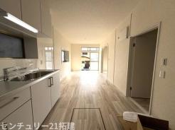 リビング　2026年3月23日撮影♪大きな窓のあるリビングは、陽光あふれる明るい空間です。居心地良く、ご家族皆がゆったり寛げる憩いの空間となりそうです♪