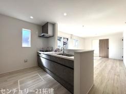 キッチン　2026年2月2日撮影♪◇調理がはかどるシステムキッチン♪収納豊富で、シンクも作業スペースも広いのでスムーズに料理ができますね。３口コンロ、グリル付き。