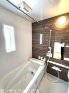 バス　施工例【親子でゆったり癒やしの時】足を伸ばしてリラックスできる１坪タイプ。浴室乾燥機付きで、雨の日や花粉の季節の洗濯も安心です。一日の疲れをリセットし、お子様との会話も弾む、清潔感あふれるバスルーム。