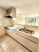 キッチン　施工例 調理がはかどるシステムキッチン♪収納豊富で、シンクも作業スペースも広いのでスムーズに料理ができますね。３口コンロ、グリル付です♪