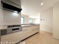 キッチン　2026年6月4日撮影♪調理がはかどるシステムキッチン♪収納豊富で、シンクも作業スペースも広いのでスムーズに料理ができますね。３口コンロ、グリル付です♪