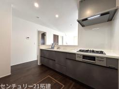 キッチン　2026年2月21日撮影♪調理がはかどるシステムキッチン♪収納豊富で、シンクも作業スペースも広いのでスムーズに料理ができますね。３口コンロ、グリル付です♪