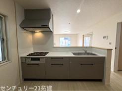 キッチン　2026年3月2日撮影♪調理がはかどるシステムキッチン♪収納豊富で、シンクも作業スペースも広いのでスムーズに料理ができますね。３口コンロ、グリル付です♪