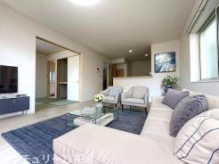 リビング　3月2日撮影♪朝は爽やかな日差しを浴びながら、家族みんなでおいしい朝食。昼下がりには読書やお昼寝でもしながらのんびりと過ごすひと時…。家族が集まる空間を、一番明るい空間に♪家具はCGになります。