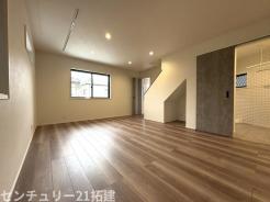 リビング　2026年3月6日撮影♪大きな窓のあるリビングは、陽光あふれる明るい空間です。居心地良く、ご家族皆がゆったり寛げる憩いの空間となりそうです♪家具はCGになります。