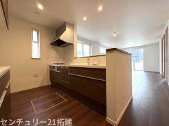 キッチン　2026年3月6日撮影♪調理がはかどるシステムキッチン♪収納豊富で、シンクも作業スペースも広いのでスムーズに料理ができますね。３口コンロ、グリル付です♪