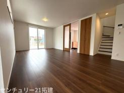 リビング　2026年3月6日撮影♪大きな窓のあるリビングは、陽光あふれる明るい空間です。居心地良く、ご家族皆がゆったり寛げる憩いの空間となりそうです♪家具はCGになります。