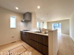 キッチン　2026年3月6日撮影♪調理がはかどるシステムキッチン♪収納豊富で、シンクも作業スペースも広いのでスムーズに料理ができますね。３口コンロ、グリル付です♪