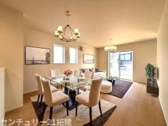 リビング　2026年3月6日撮影♪大きな窓のあるリビングは、陽光あふれる明るい空間です。居心地良く、ご家族皆がゆったり寛げる憩いの空間となりそうです♪家具はCGになります。