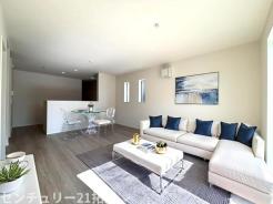 リビング　3月6日撮影♪朝は爽やかな日差しを浴びながら、家族みんなでおいしい朝食。昼下がりには読書やお昼寝でもしながらのんびりと過ごすひと時…。家族が集まる空間を、一番明るい空間に♪家具はCGになります。