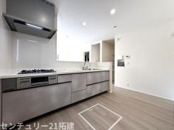 キッチン　2026年3月6日撮影♪調理がはかどるシステムキッチン♪収納豊富で、シンクも作業スペースも広いのでスムーズに料理ができますね。３口コンロ、グリル付です♪