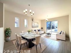 リビング　2026年3月6日撮影♪大きな窓のあるリビングは、陽光あふれる明るい空間です。居心地良く、ご家族皆がゆったり寛げる憩いの空間となりそうです♪家具はCGになります。