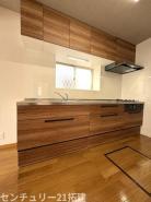 キッチン　2026年3月12日撮影♪調理がはかどるシステムキッチン♪収納豊富で、シンクも作業スペースも広いのでスムーズに料理ができますね。３口コンロ、グリル付です♪