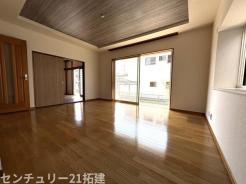 リビング　2026年3月12日撮影♪大きな窓のあるリビングは、陽光あふれる明るい空間です。居心地良く、ご家族皆がゆったり寛げる憩いの空間となりそうです♪家具はCGになります。