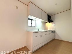 キッチン　2026年3月23日撮影♪調理がはかどるシステムキッチン♪収納豊富で、シンクも作業スペースも広いのでスムーズに料理ができますね。３口コンロ、グリル付です♪
