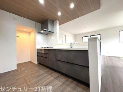 キッチン　2026年3月27日撮影♪調理がはかどるシステムキッチン♪収納豊富で、シンクも作業スペースも広いのでスムーズに料理ができますね。３口コンロ、グリル付です♪