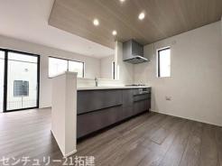 キッチン　2026年3月27日撮影♪調理がはかどるシステムキッチン♪収納豊富で、シンクも作業スペースも広いのでスムーズに料理ができますね。３口コンロ、グリル付です♪