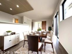 リビング　2026年3月27日撮影♪大きな窓のあるリビングは、陽光あふれる明るい空間です。居心地良く、ご家族皆がゆったり寛げる憩いの空間となりそうです♪家具はCGになります。