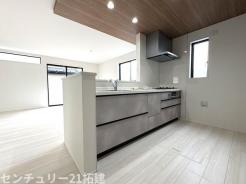 キッチン　2026年3月27日撮影♪調理がはかどるシステムキッチン♪収納豊富で、シンクも作業スペースも広いのでスムーズに料理ができますね。３口コンロ、グリル付です♪