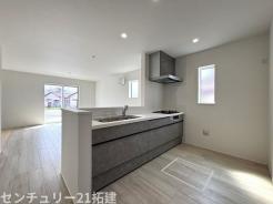 キッチン　2026年3月30日撮影♪調理がはかどるシステムキッチン♪収納豊富で、シンクも作業スペースも広いのでスムーズに料理ができますね。３口コンロ、グリル付です♪